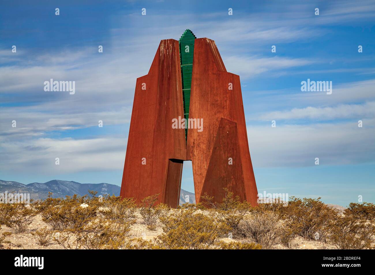 Camino de Suenos, Metallskulptur Road of Dreams (Greg E. Reiche, 2005), in der Nähe des El Camino Real Heritage Center, New Mexico USA Stockfoto
