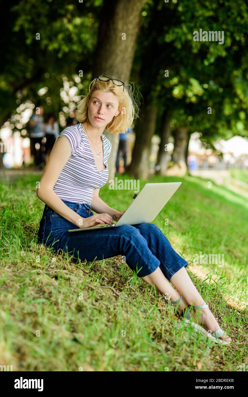 Draußen zu sein setzt Arbeiter frischer Luft und Umweltveränderungen aus, die glücklich und gesund auf körperlicher und emotionaler Ebene machen. Warum Mitarbeiter im Freien arbeiten müssen. Mädchen Laptop im Freien. Stockfoto