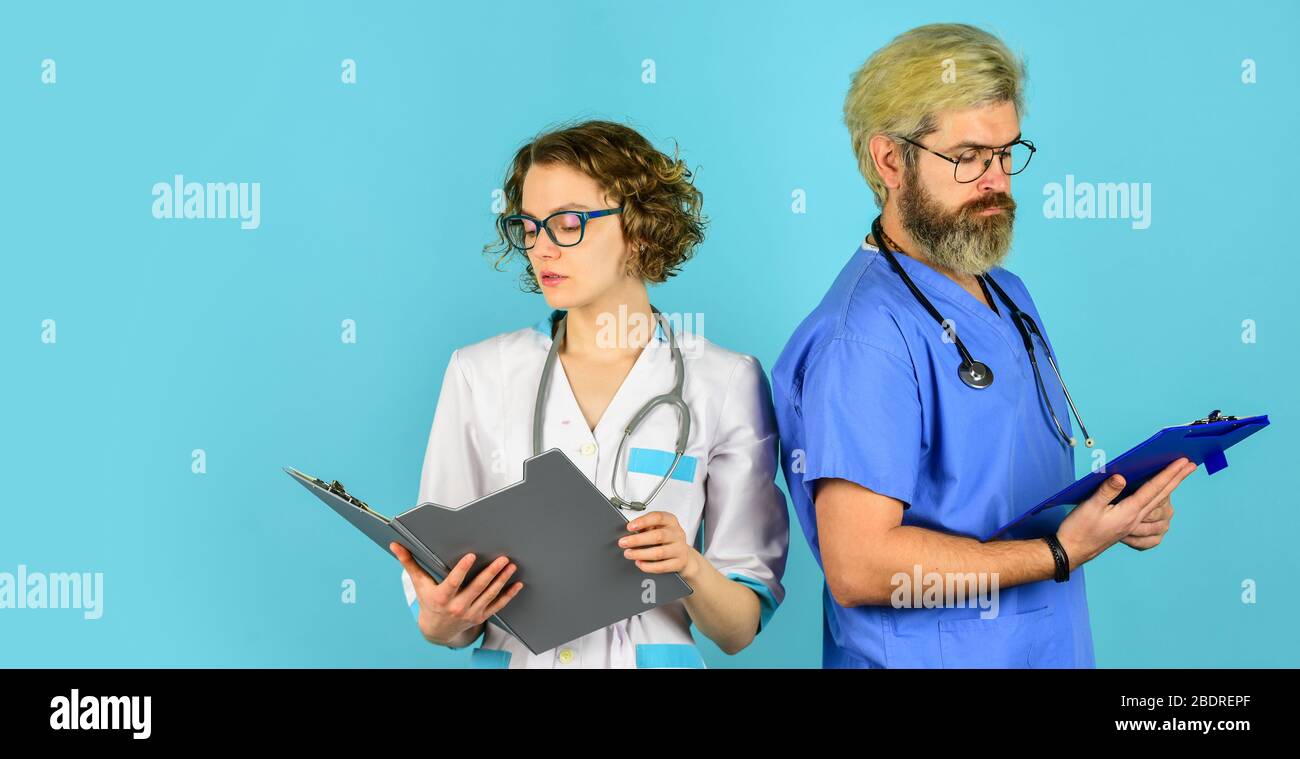 Leben Sie länger. Vertrauen Sie unseren Fachleuten. Healthcare Business. Teamwork und Menschen Konzept. Arzt und Krankenschwester. Erfolgreiches Team von Ärzten. Menschen in Uniformen blauen Hintergrund. Medizinisches Personal. Stockfoto