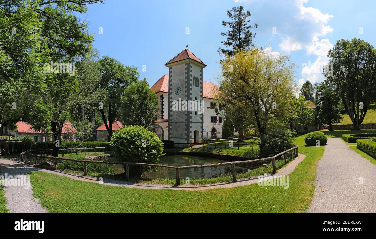 Polhov Gradec Herrenhaus mit Brunnen, Teich, Park und Info-Punkt Stockfoto