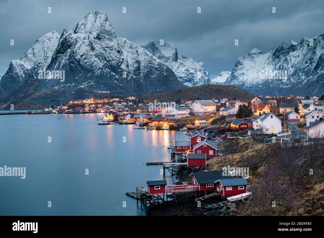 Schönes Fischerdorf Reine auf den Lofoten Inseln im Winter, Norwegen Stockfoto