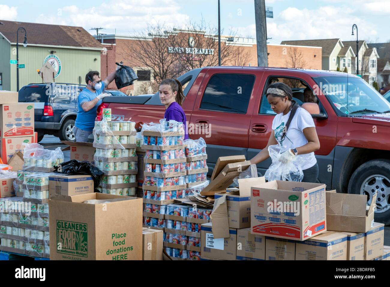 Detroit, Michigan, USA. April 2020. Während der Coronavirus-Krise verteilt die Gleaners Community Food Bank kostenlose Lebensmittel an bedürftige Bewohner im Südwesten Detroits. Kredit: Jim West/Alamy Live News Stockfoto