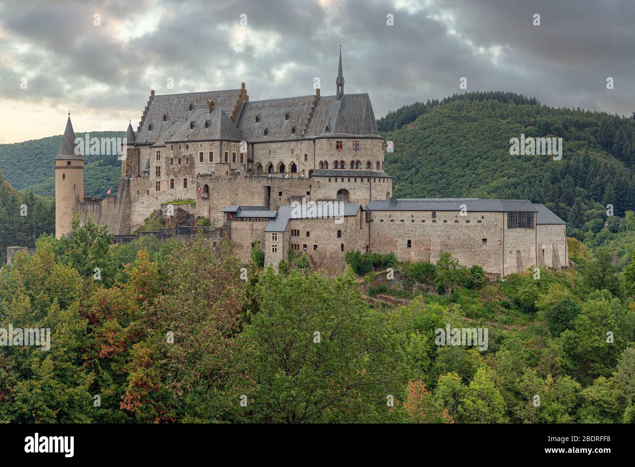 Mittelalterliche Burg Vianden, auf einem Hügel in luxemburg gebaut Stockfoto