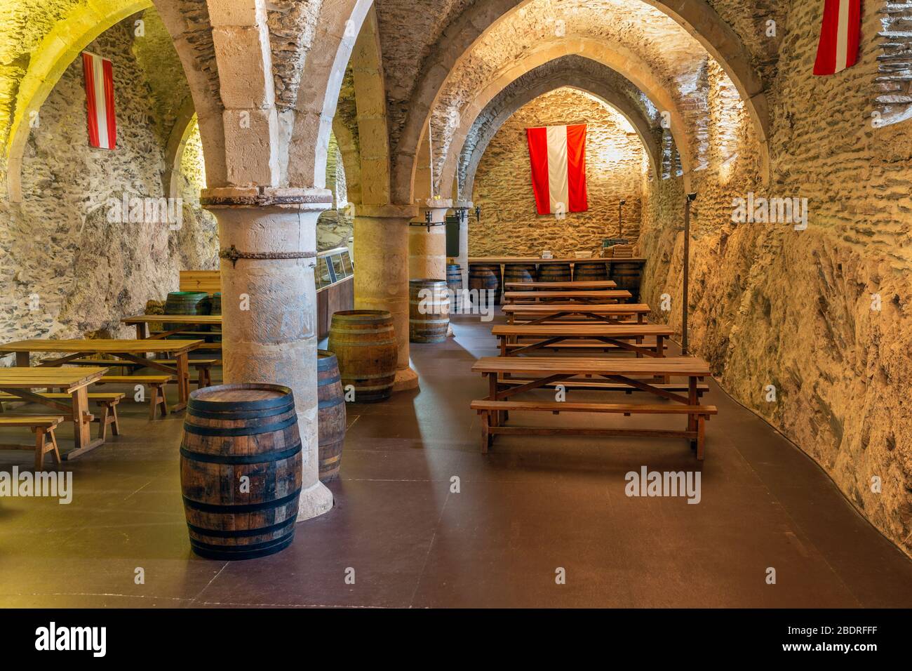 Esszimmer in mittelalterlichem Gewölbe mit Möbeln und Säulen Stockfoto