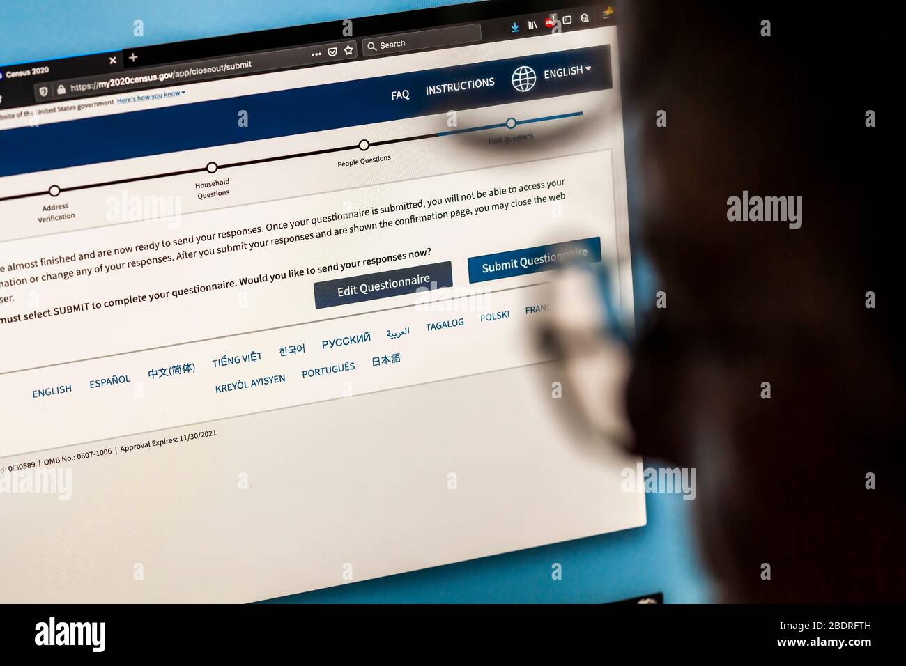 Eine Frau schließt den Census 2020 auf ihrem Computer am Dienstag, 31. März 2020 ab. Die Volkszählung ist eine Zählung aller Menschen, die in den Vereinigten Staaten leben, Bürger und Nichtbürger. Per Gesetz wird es alle 10 Jahre durchgeführt, und die Informationen werden verwendet, um Kongresswahlkreise umzuteilen und die Verteilung von Regierungsmitteln zu beeinflussen. (© Richard B. Levine) Stockfoto