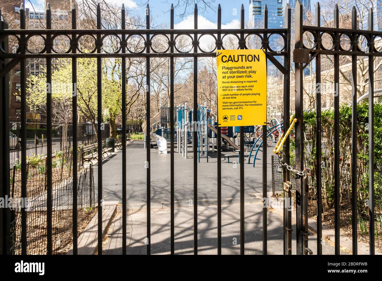 Der Chelsea Park Spielplatz in New York am Mittwoch, 1. April 2020 wegen COVID-19. Nachdem er von der Nichteinhaltung der Bestimmungen genährt wurde, hat der Gouverneur des Staates New York, Andrew Cuomo, angeordnet, dass alle Spielplätze in New York City geschlossen werden. (© Richard B. Levine) Stockfoto