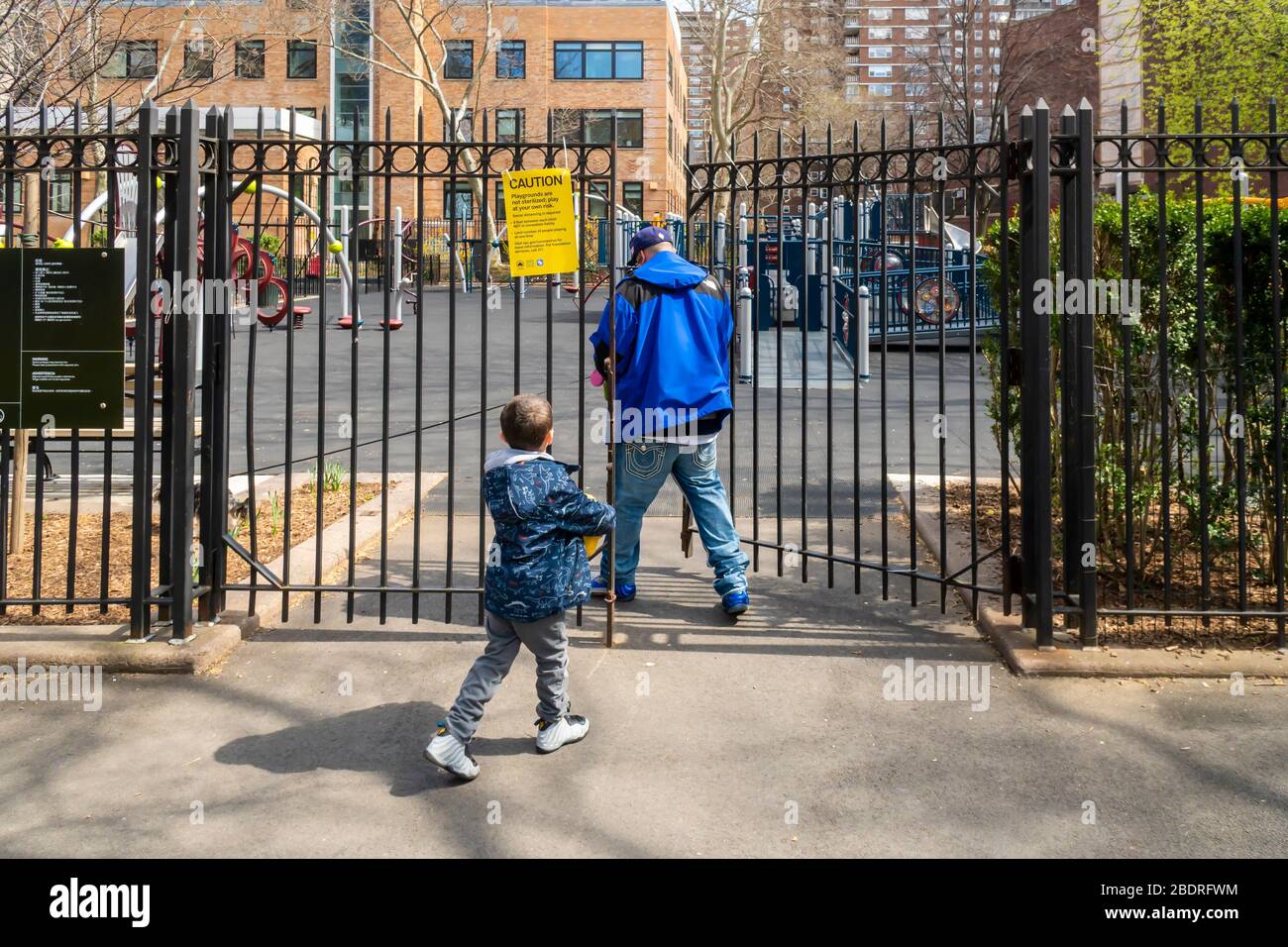 Der Chelsea Park Spielplatz in New York am Mittwoch, 1. April 2020 wegen COVID-19. Nachdem er von der Nichteinhaltung der Bestimmungen genährt wurde, hat der Gouverneur des Staates New York, Andrew Cuomo, angeordnet, dass alle Spielplätze in New York City geschlossen werden. (© Richard B. Levine) Stockfoto