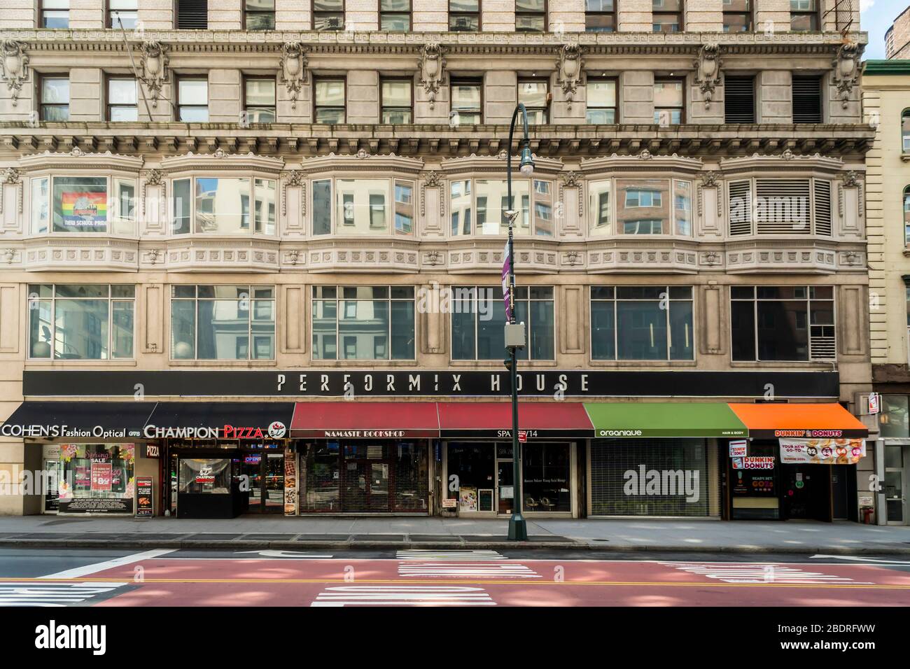 Geschlossene und offene Unternehmen in der West 14th St in New York am Samstag, 4. April 2020. (© Richard B. Levine) Stockfoto