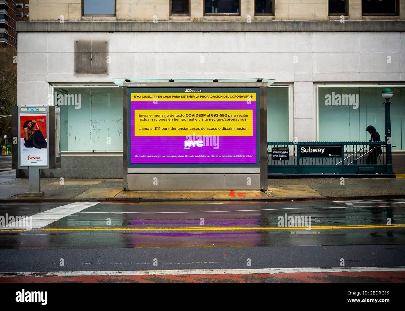 COVID-19-Tipps und Werbeflächen auf einem von JCDecaux betriebenen Zeitungskiosk in Chelsea in New York am Freitag, 3. April 2020. (© Richard B. Levine) Stockfoto