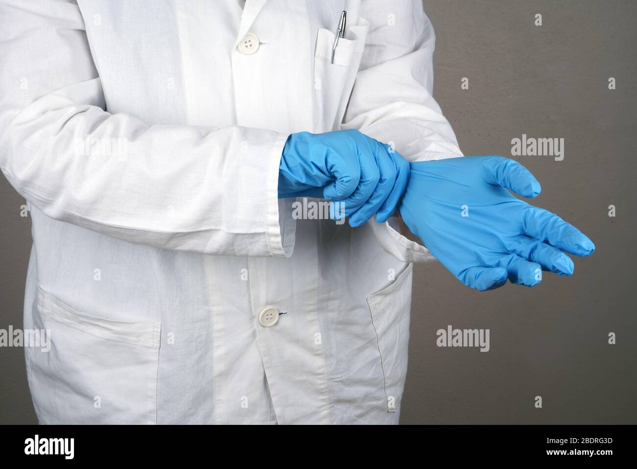Ärztin mit blauen medizinischen Handschuhen. Studio Foto auf schwarzem Hintergrund. Stockfoto
