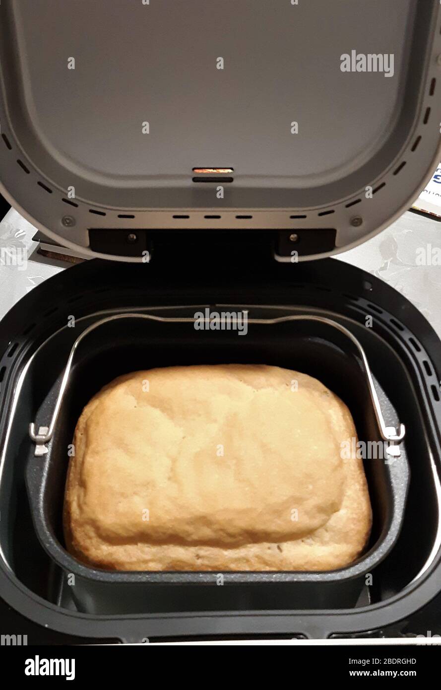 Brotmaschine mit frisch zubereitetem Brot Stockfoto