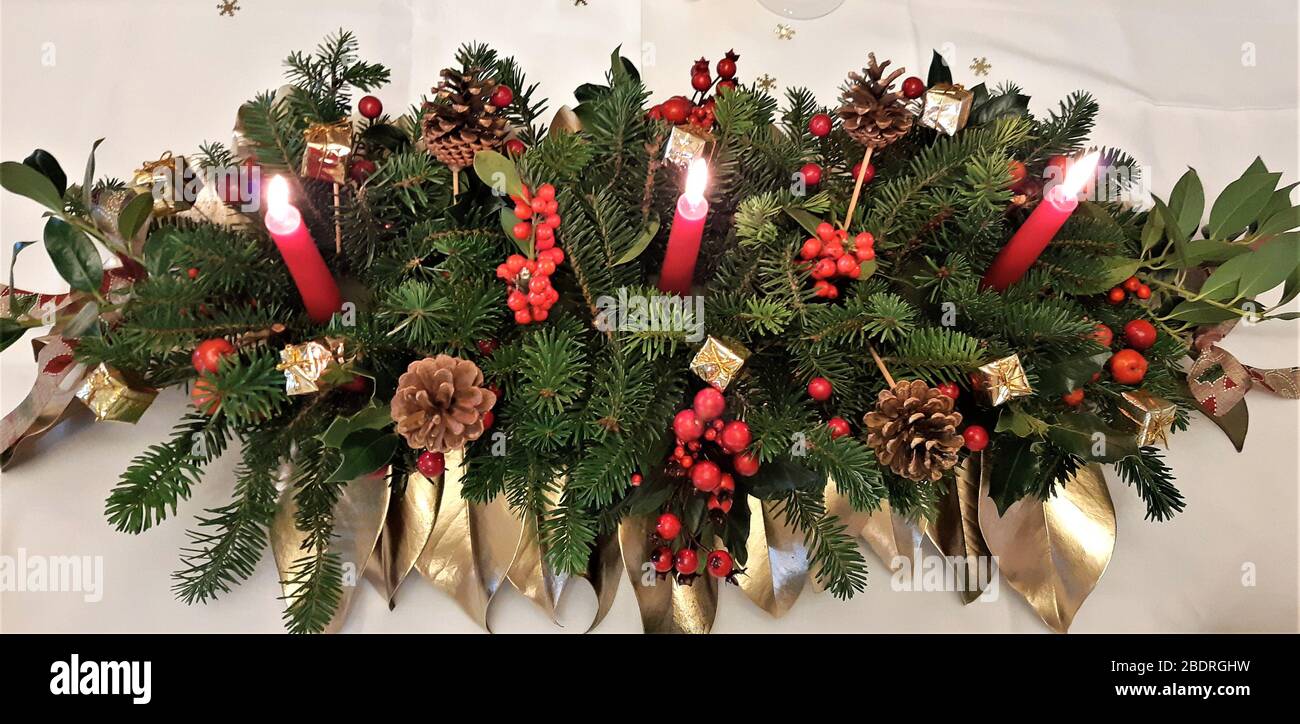 Schönes Weihnachtsherz mit Kerzen und Dekorationen Stockfoto
