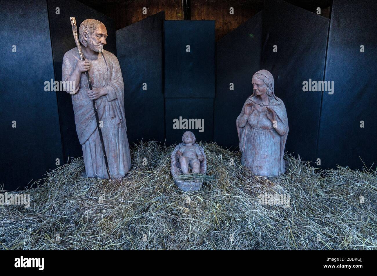 Darstellung der traditionellen Weihnachtskrippe mit Holzstatuen Stockfoto