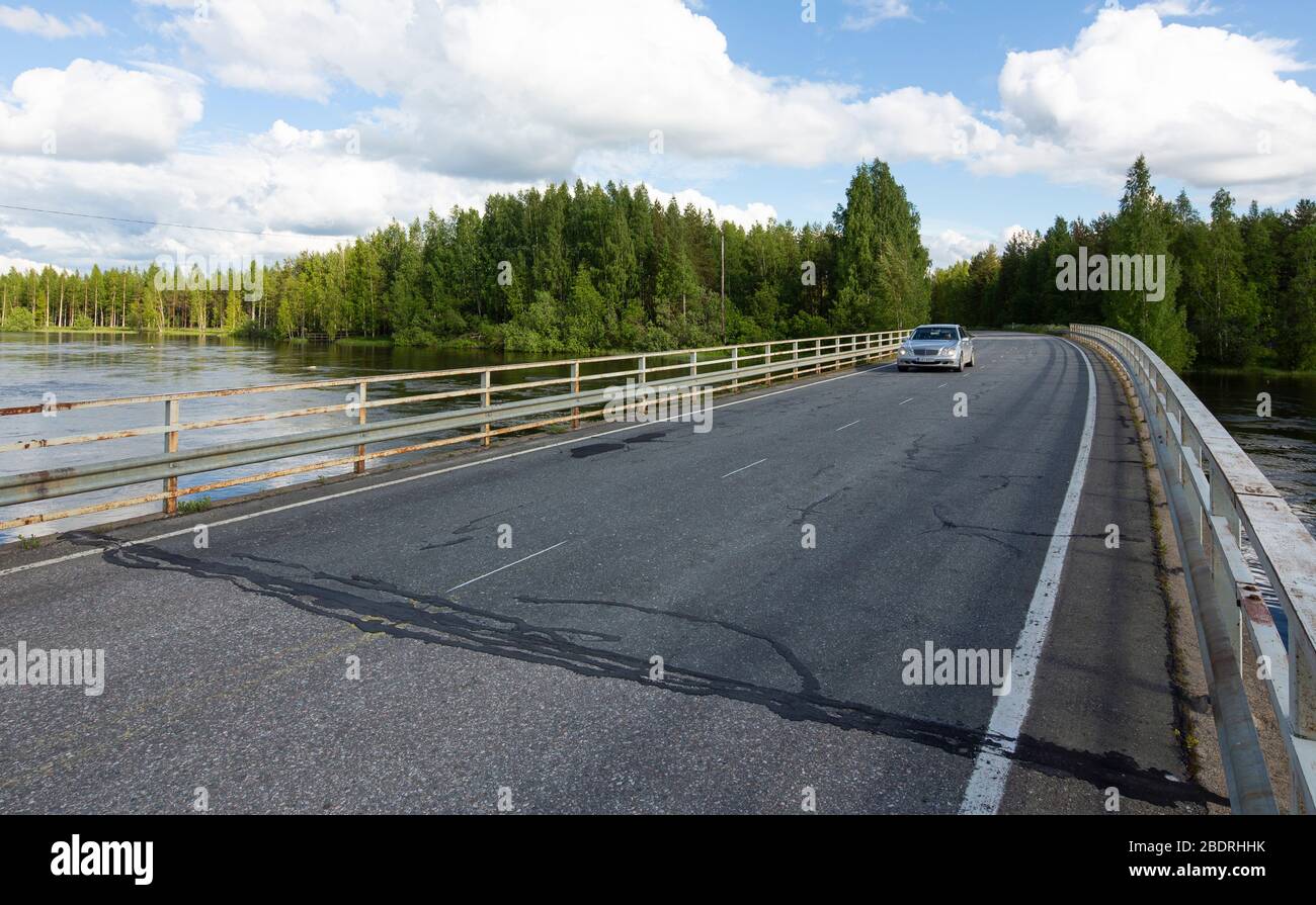 Auto über eine Flussbrücke , Finnland Stockfoto