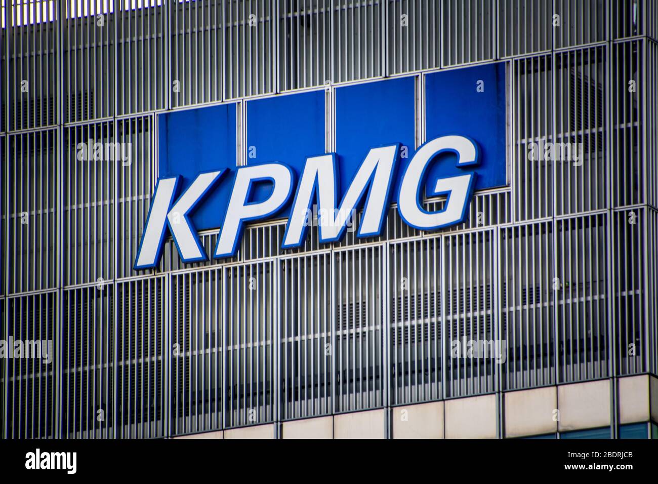 LONDON - KPMG Logo auf der Außenseite der Canary Wharf Büros, einer der "Big Four" professionelle Dienstleistungen Unternehmen Stockfoto