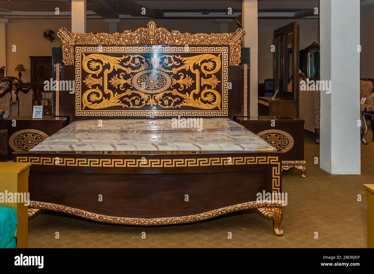 Jhelum, Punjab, Pakistan - 17. Januar 2020: Modernes Schlafzimmer mit King-Seite Doppelbett, mit Kopfteil, Beistelltische, Lampen, Jhelum, Punjab, Pakistan Stockfoto
