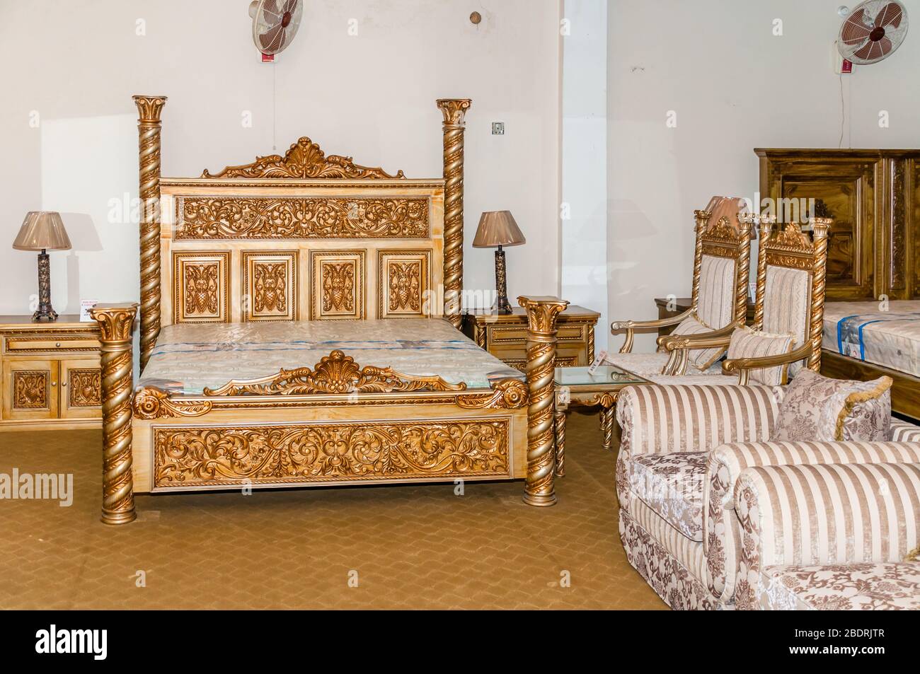 Jhelum, Punjab, Pakistan - 17. Januar 2020: Modernes Schlafzimmer mit King-Seite Doppelbett, mit Kopfteil, Beistelltische, Lampen, Jhelum, Punjab, Pakistan Stockfoto