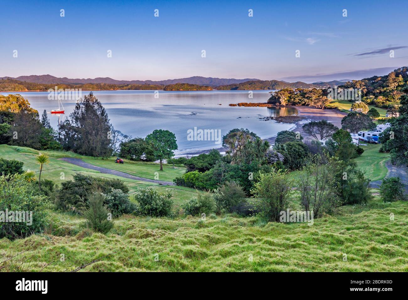 Campground an der Puriri Bay, Whangaruru Harbour bei Sonnenaufgang, in der Nähe des Dorfes Whangaruru North, Northland Region, North Island, Neuseeland Stockfoto