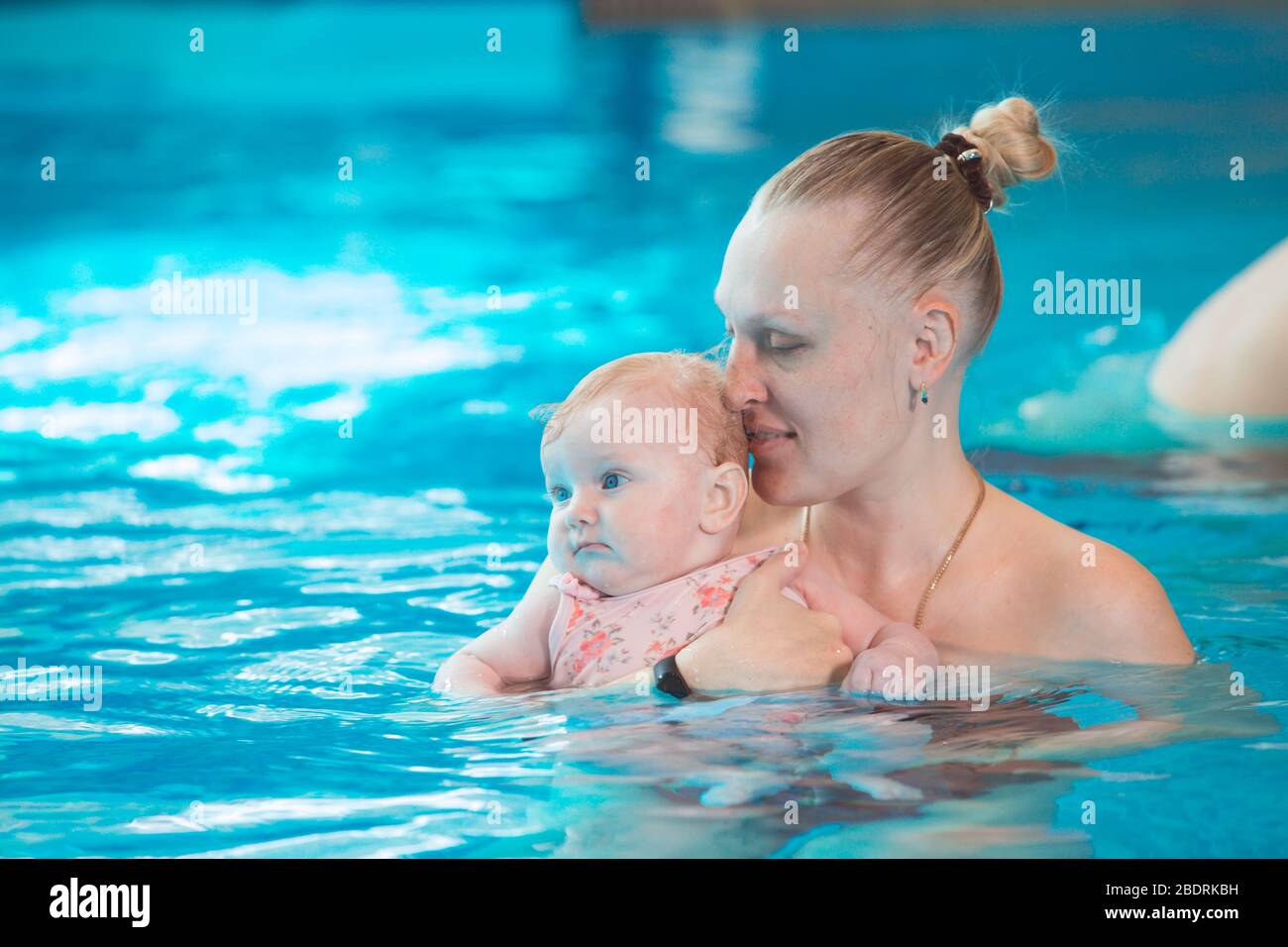 Belegung im Kinderbecken mit einem Schwimmtrainer Stockfoto