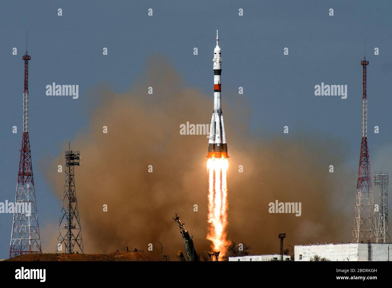 BAIKONUR, KASACHSTAN - 09. April 2020 - die Sojus MS-16 hebt von Site 31 auf dem Kosmodrom Baikonur in Kasachstan Donnerstag, 9. April 2020 Senden Stockfoto