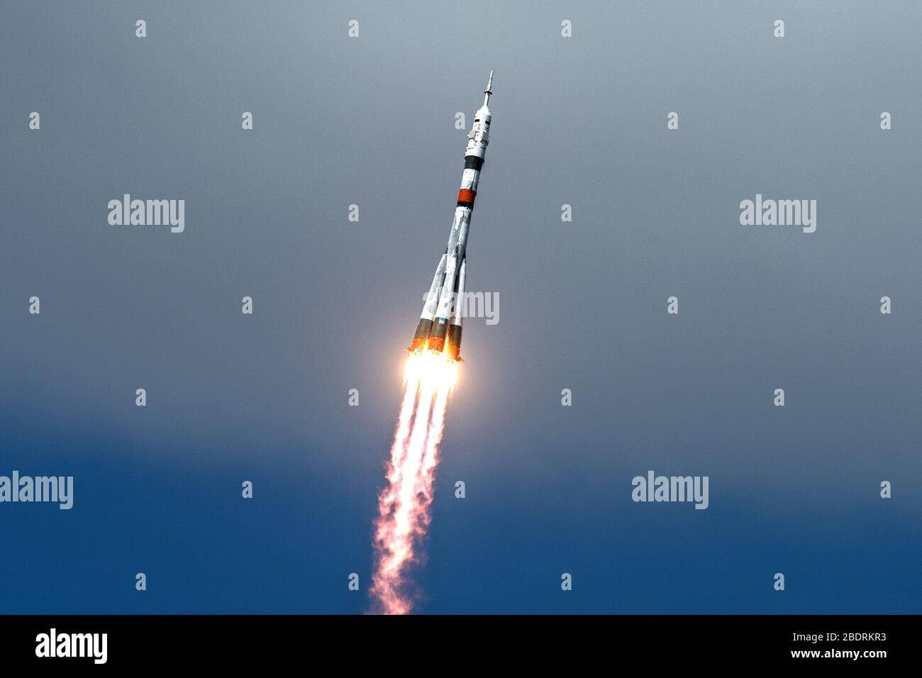 BAIKONUR, KASACHSTAN - 09. April 2020 - die Sojus MS-16 hebt von Site 31 auf dem Kosmodrom Baikonur in Kasachstan Donnerstag, 9. April 2020 Senden Stockfoto