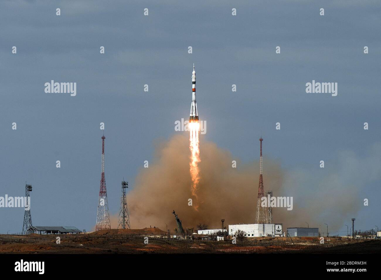 BAIKONUR, KASACHSTAN - 09. April 2020 - die Sojus MS-16 hebt von Site 31 auf dem Kosmodrom Baikonur in Kasachstan Donnerstag, 9. April 2020 Senden Stockfoto