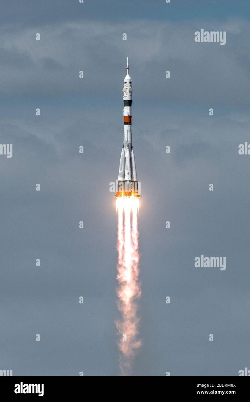 BAIKONUR, KASACHSTAN - 09. April 2020 - die Sojus MS-16 hebt von Site 31 auf dem Kosmodrom Baikonur in Kasachstan Donnerstag, 9. April 2020 Senden Stockfoto