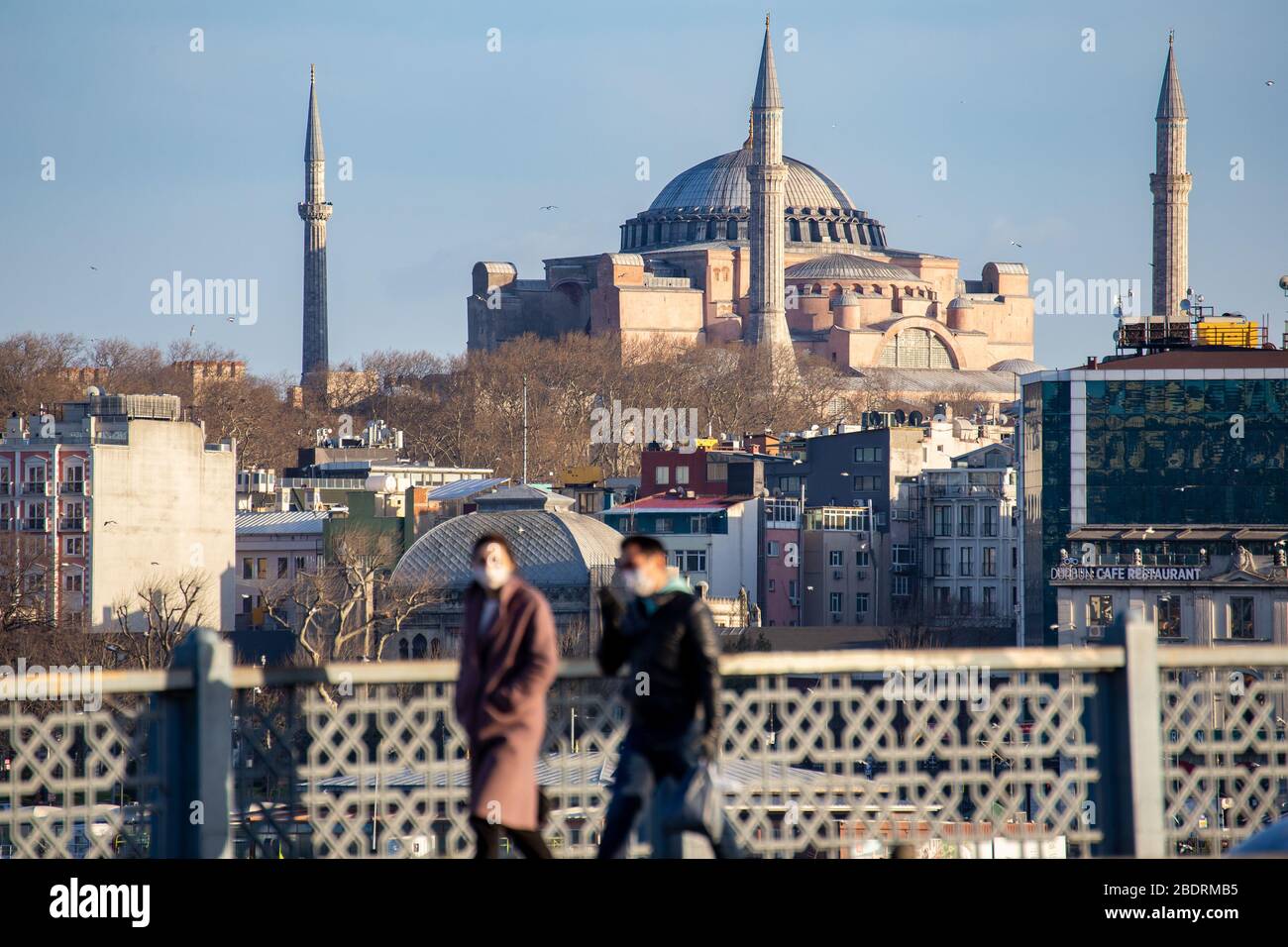 Blick von der leeren Galata-Brücke, berühmt für Angler. Die Stadtverwaltung Istanbul hat die Fischerei innerhalb ihrer Grenzen verboten. Stockfoto