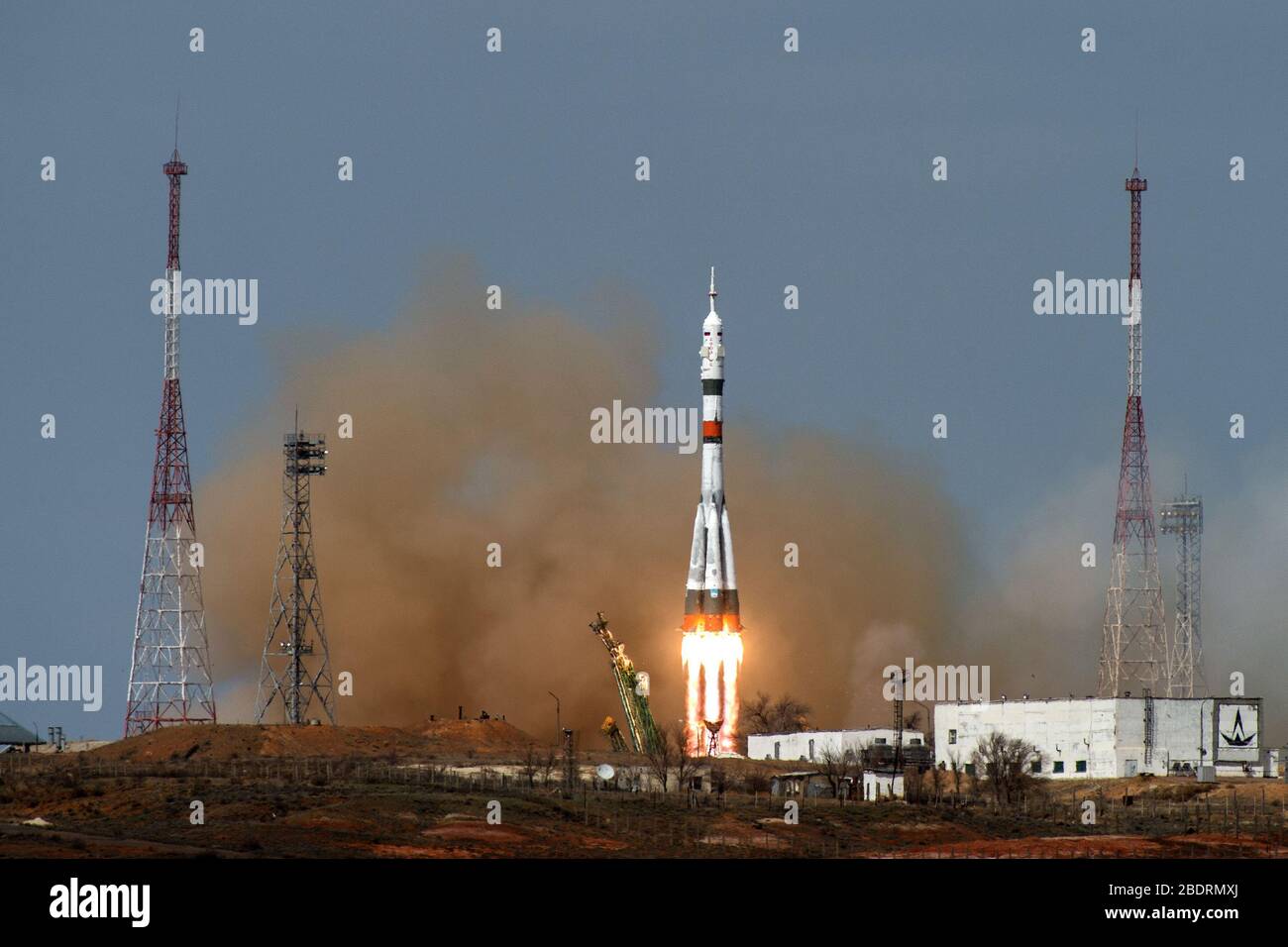 BAIKONUR, KASACHSTAN - 09. April 2020 - die Sojus MS-16 hebt von Site 31 auf dem Kosmodrom Baikonur in Kasachstan Donnerstag, 9. April 2020 Senden Stockfoto