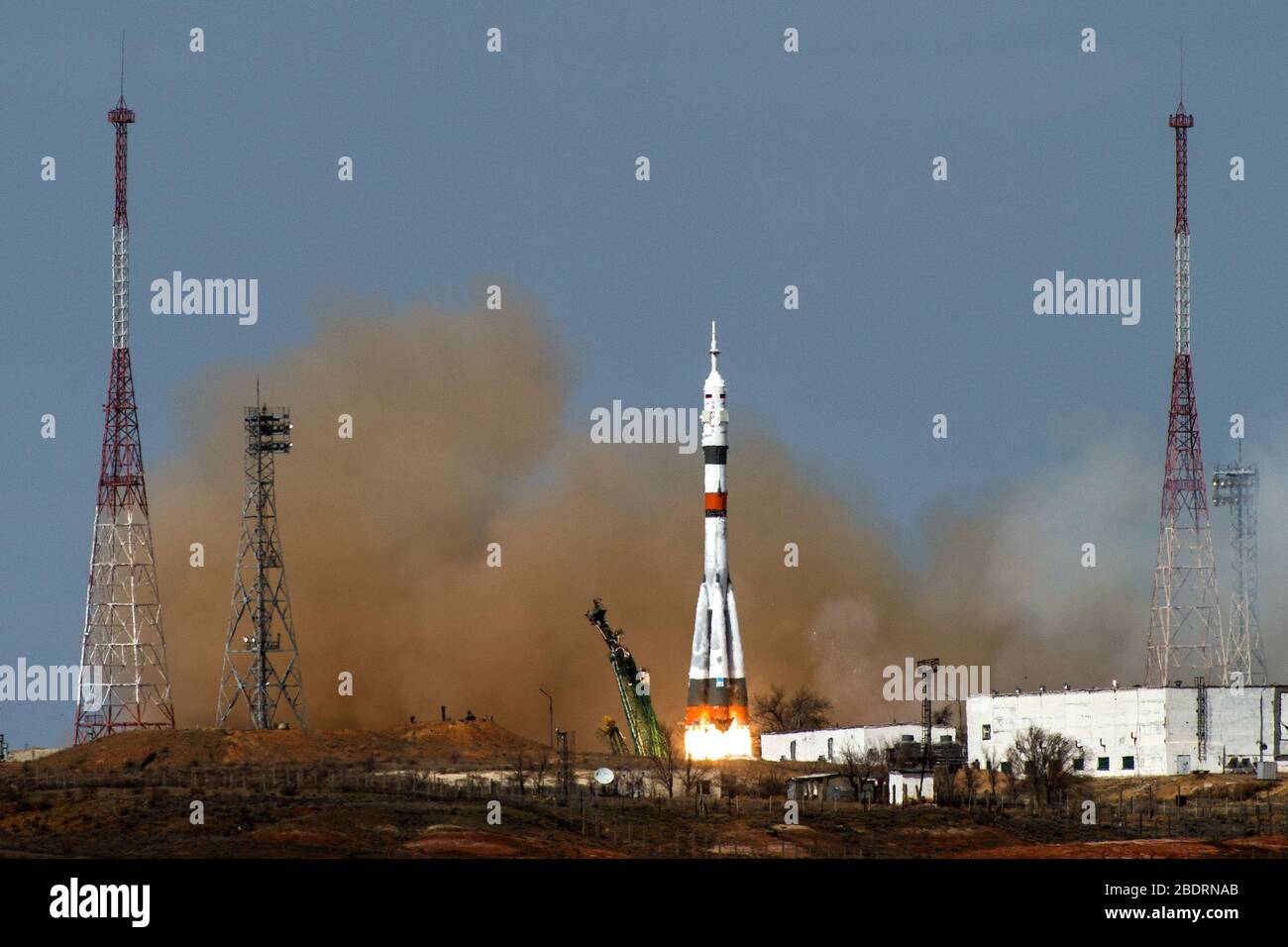 BAIKONUR, KASACHSTAN - 09. April 2020 - die Sojus MS-16 hebt von Site 31 auf dem Kosmodrom Baikonur in Kasachstan Donnerstag, 9. April 2020 Senden Stockfoto