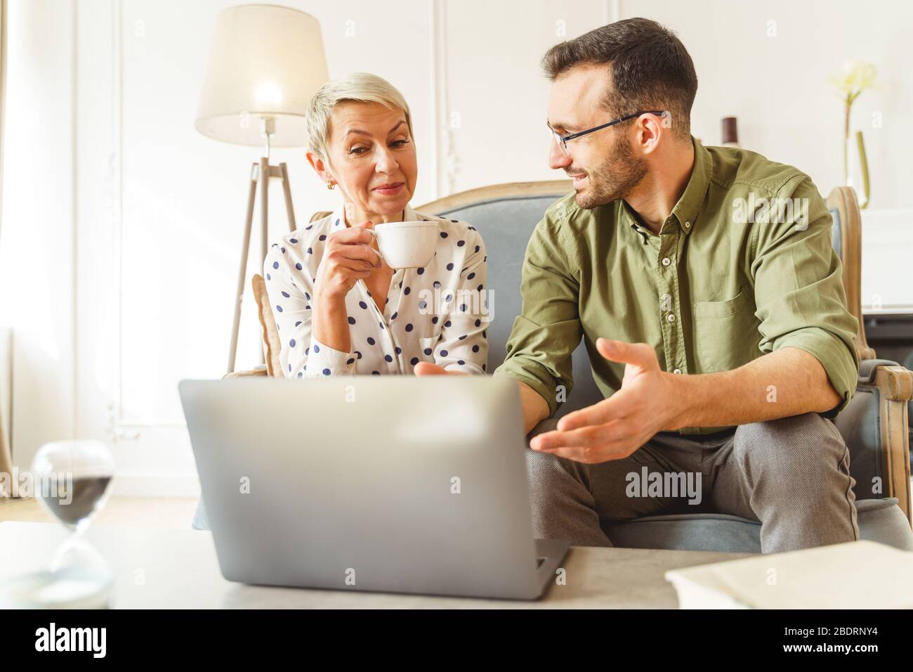 Überraschte Frau starrte auf den Laptop-Bildschirm Stockfoto