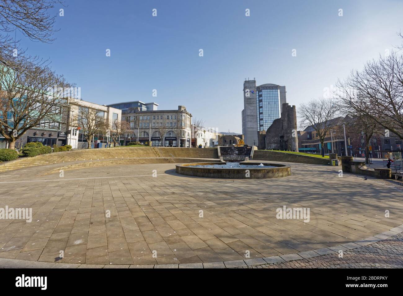 Im Bild: Castle Square im verlassenen Swansea Stadtzentrum, Wales, Großbritannien. Dienstag 24 März 2020 Re: Covid-19 Coronavirus Pandemie, UK. Stockfoto