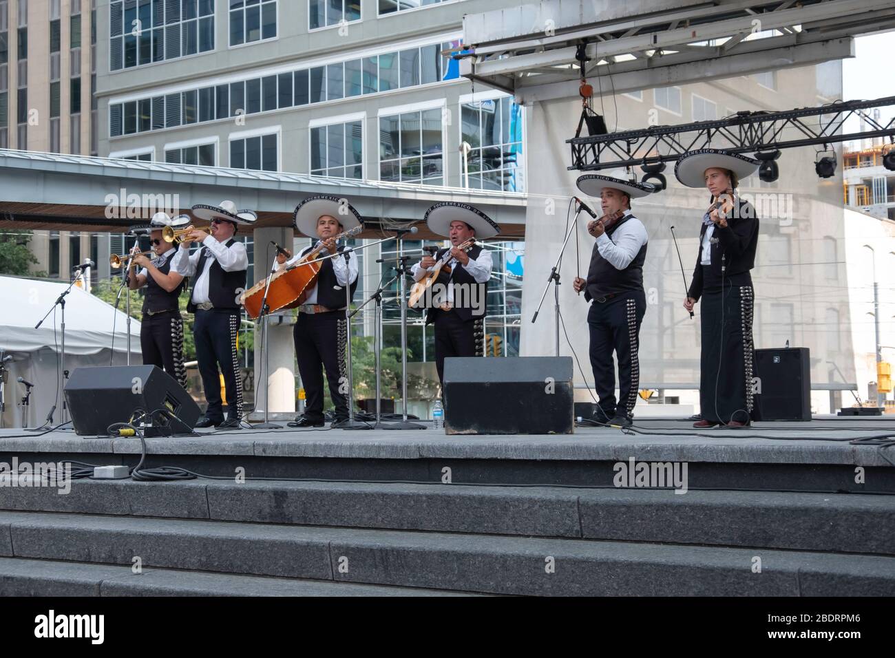 Musiker, die in einer mexikanischen Mariachi Band am Yonge und Dundas Platz in der Innenstadt von Toronto, Ontario, Kanada, Nordamerika auftreten Stockfoto