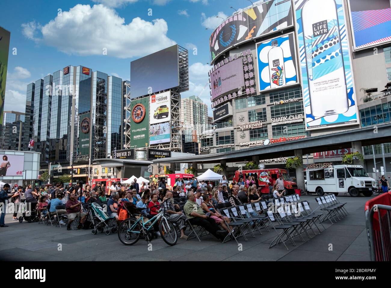 Menschenmassen, die Unterhaltung am Yonge und Dundas Square in der Innenstadt von Toronto, Ontario, Kanada, Nordamerika, beobachten Stockfoto