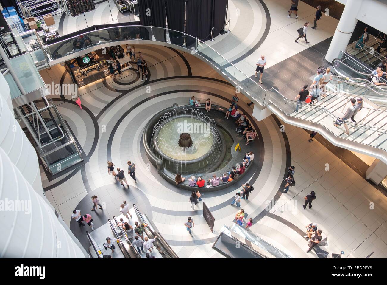 Wasserbrunnen bei Shopping, Geschäften, Konsum, im Eaton Centre in der Innenstadt von Toronto, Ontario, Kanada, Nordamerika Stockfoto