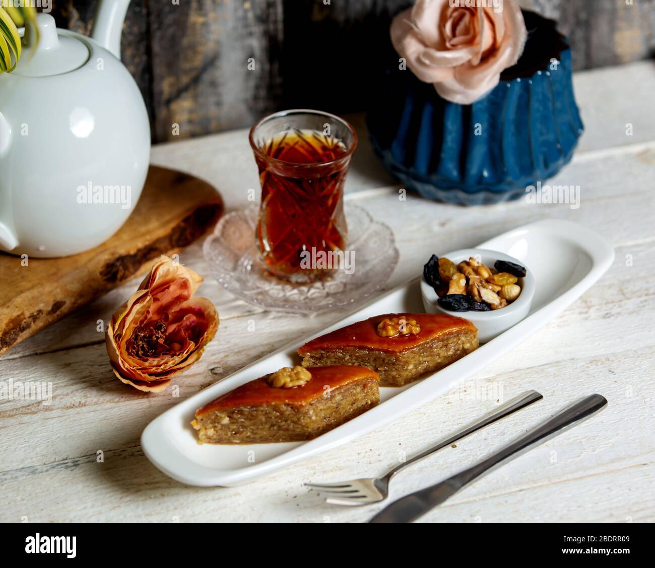 aserbaidschanischen Dessert Pakhlava serviert mit schwarzem Tee Stockfoto