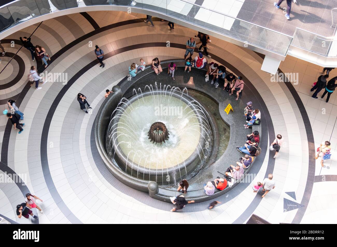 Wasserbrunnen bei Shopping, Geschäften, Konsum, im Eaton Centre in der Innenstadt von Toronto, Ontario, Kanada, Nordamerika Stockfoto