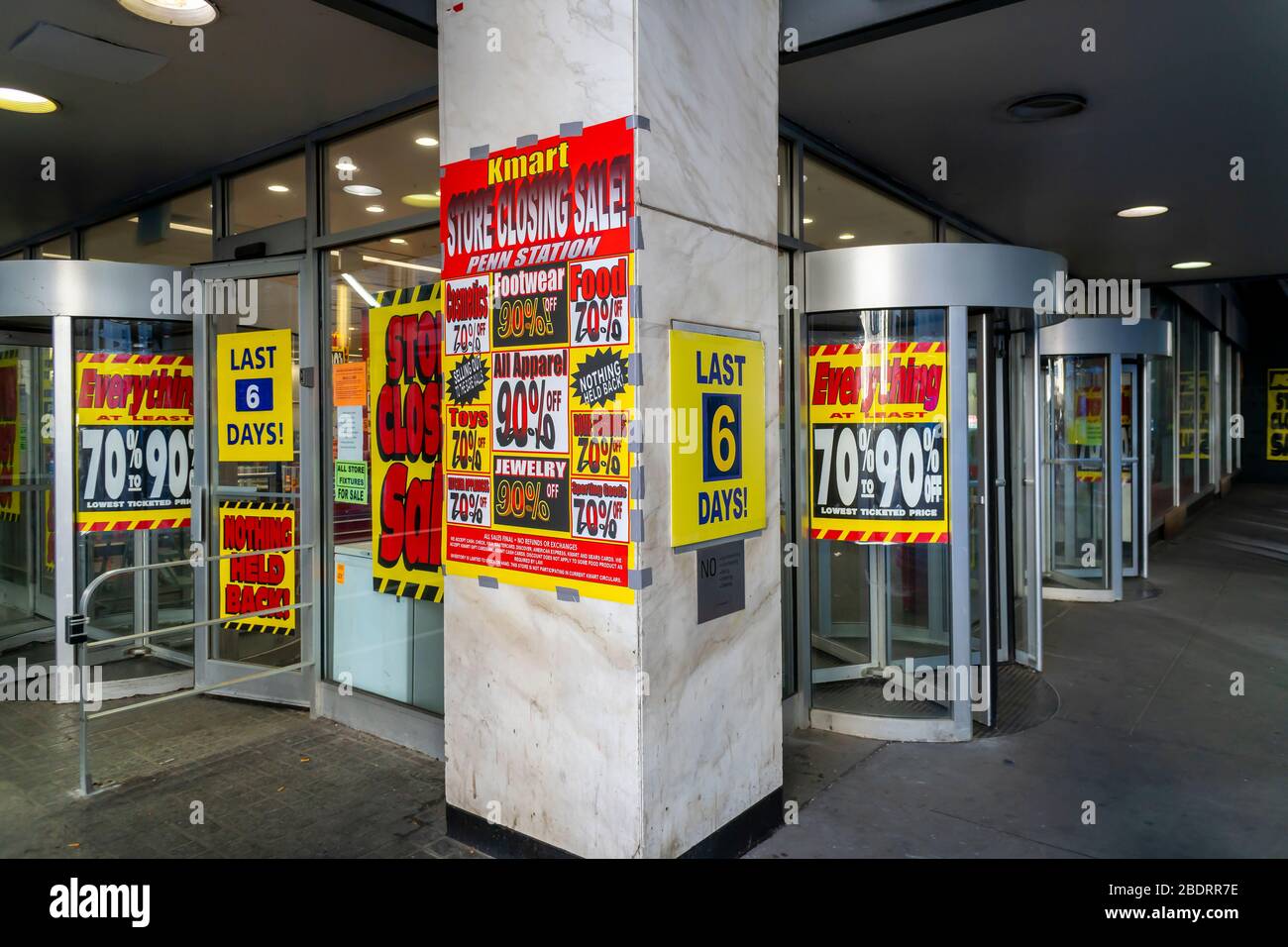 Ein Verkaufsabschluss eines Kmart Ladens im New Yorker Stadtteil Chelsea am Montag, 6. April 2020. (© Richard B. Levine) Stockfoto