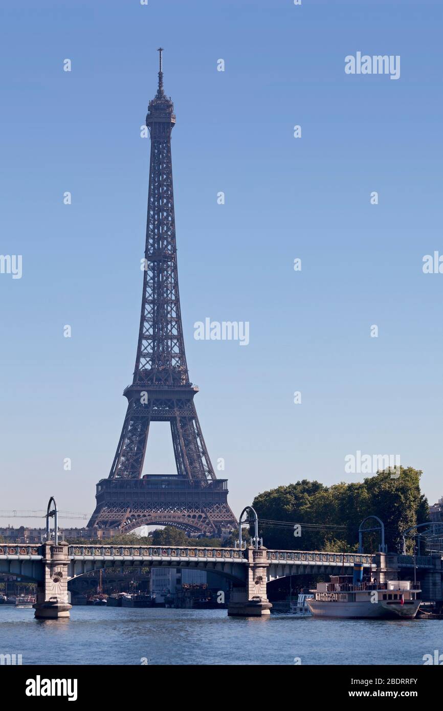 Paris, Frankreich - September 07 2016: Pont Rouelle mit dem Eiffelturm dahinter. Stockfoto