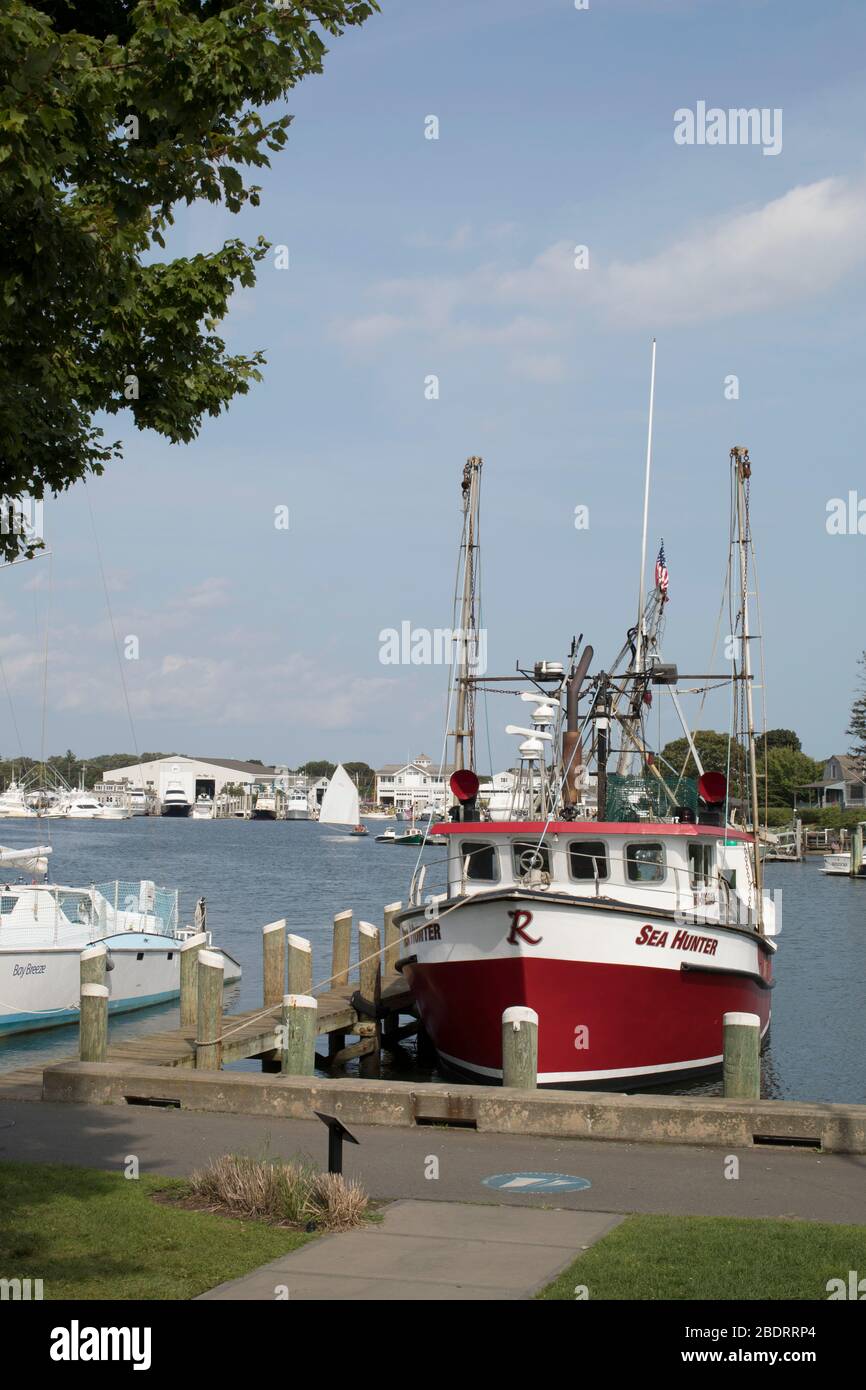 Im Sommer ist der Hafen von Hyannis sehr voll. Es ist das Tor zu den Inseln, Martha's Vineyard und Nantucket. Künstler stellen ihre Arbeiten hier im Park aus. Stockfoto