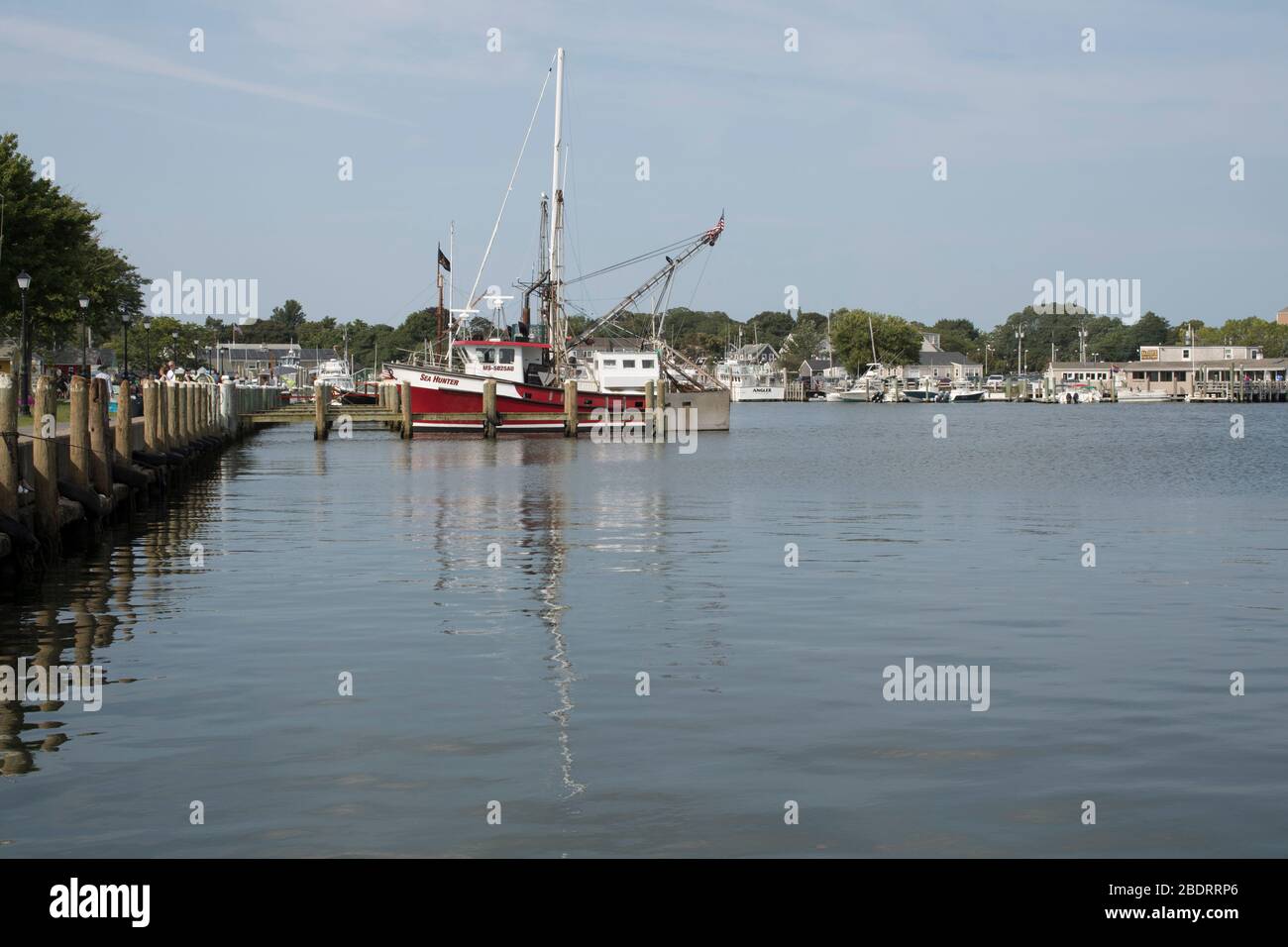 Im Hafen von Hyannis legen viele Boote an. Vor allem bei warmem Wetter. Teilzeit Hausbesitzer und Touristen drängen Cape Cod jeden Sommer und Frühling. Stockfoto
