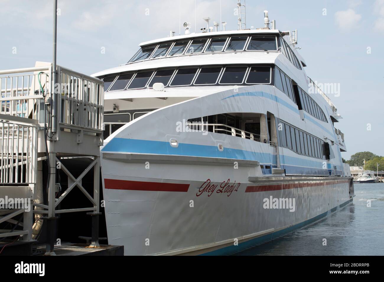 Die Dampfschifffahrtsbehörde und Hyannis Harbour arbeiten zusammen, um täglich Schiffe/Boote auf dem Festland und den Inseln zu transportieren. Im Sommer ist es voll! Stockfoto