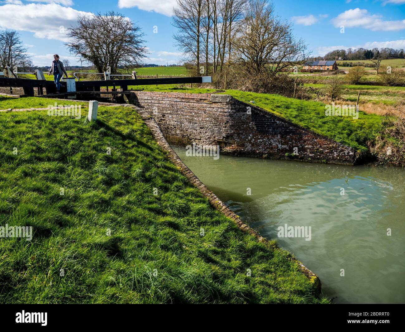 Frau mit Canal Lock, Kennet und Avon Canal, Potters Lock, Great Bedwyn, Wiltshire, England, Großbritannien, GB. Stockfoto
