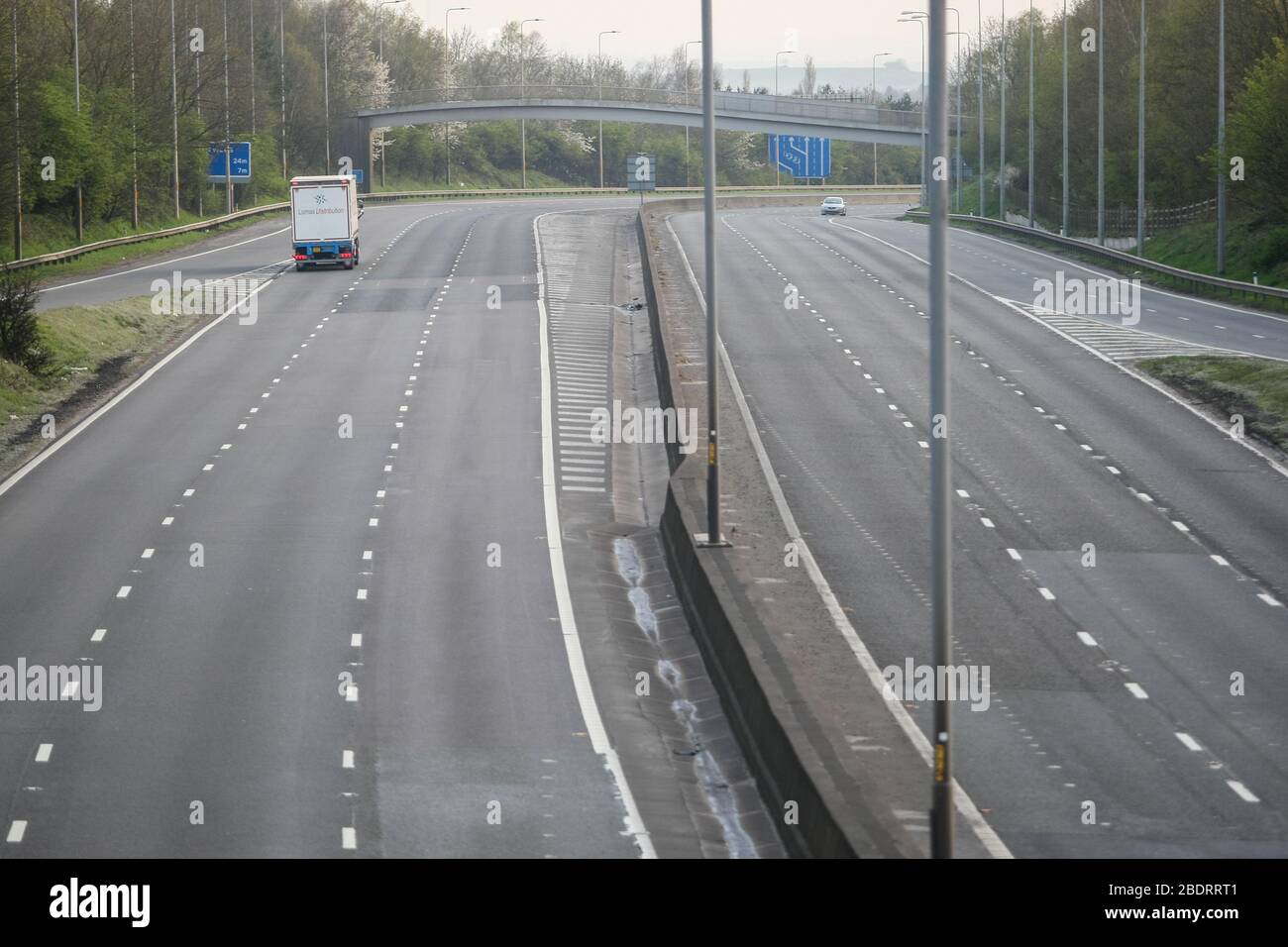 Bromsgrove, Worcestershire, Großbritannien. April 2020. Eine außergewöhnlich ruhige Autobahn M5 in Richtung Süden in der Nähe von Birmingham am Donnerstagnachmittag vor dem Feiertagswochenende an der Osterbank, da die Menschen den Anweisungen der Regierung folgen, sich von Touristengebieten fernzuhalten und zu Hause zu bleiben. Unter normalen Umständen ist die Autobahn in Richtung Süden mit Wohnwagen, Wohnwagen und Touristenverkehr aus den midlands auf dem Weg nach Süden für das Wochenende voll. Nur wenige Autos und Lastwagen sind zu sehen. Kredit: Peter Lopeman/Alamy Live News Stockfoto