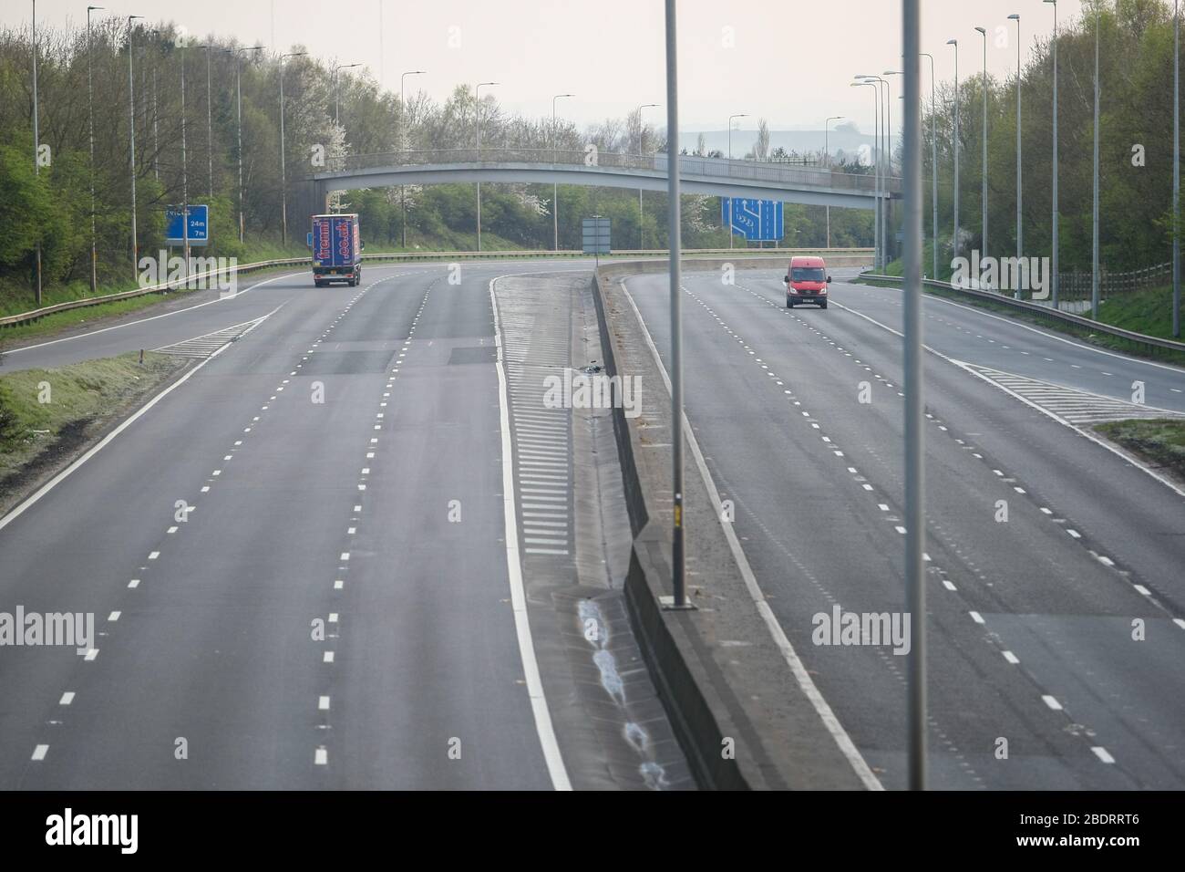 Bromsgrove, Worcestershire, Großbritannien. April 2020. Eine außergewöhnlich ruhige Autobahn M5 in Richtung Süden in der Nähe von Birmingham am Donnerstagnachmittag vor dem Feiertagswochenende an der Osterbank, da die Menschen den Anweisungen der Regierung folgen, sich von Touristengebieten fernzuhalten und zu Hause zu bleiben. Unter normalen Umständen ist die Autobahn in Richtung Süden mit Wohnwagen, Wohnwagen und Touristenverkehr aus den midlands auf dem Weg nach Süden für das Wochenende voll. Nur wenige Autos und Lastwagen sind zu sehen. Kredit: Peter Lopeman/Alamy Live News Stockfoto