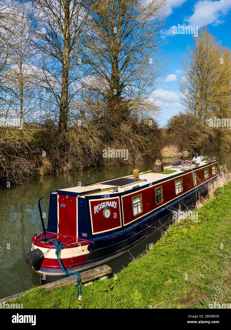 Rotes Narrowboat auf dem Kennet und Avon Canal, Little Bedwyn, Wiltshire, England, Großbritannien, GB. Stockfoto