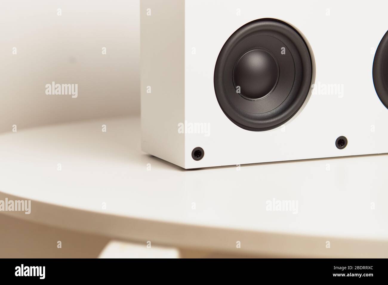 Weiße Holz bluetooth-Lautsprecher mit schwarzen Subwofern und weißen  Lautstärkeregler auf dekorativen weißen Holztisch platziert Stockfotografie  - Alamy