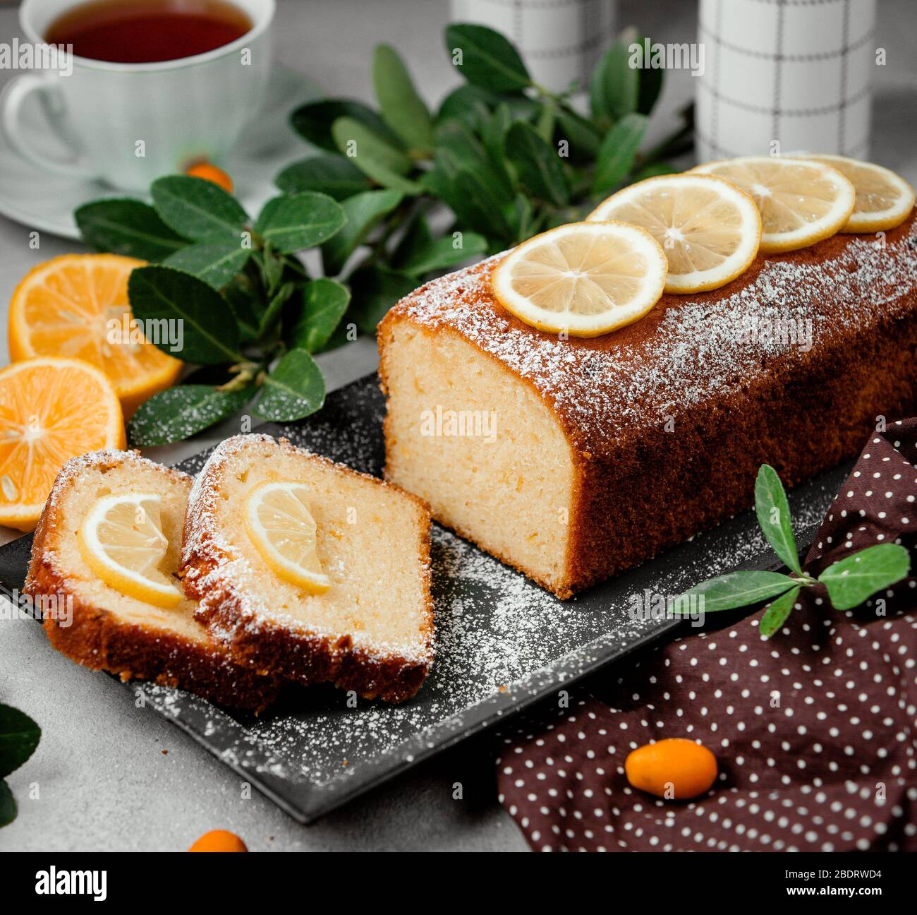 Zitronenkuchen, garniert mit Zitronenscheiben Stockfoto