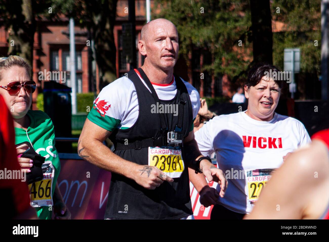 Gareth Thomas im Ziel des Cardiff Halbmarathons 2016. Lewis Mitchell. Stockfoto