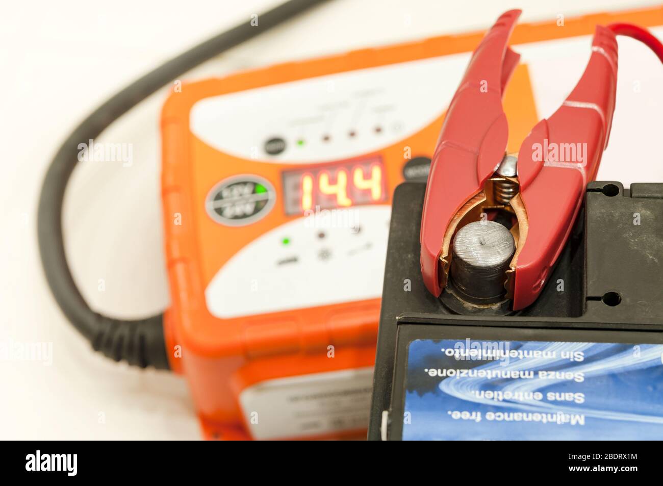 Batterieladegeraet mit Polklemmen Stock Photo